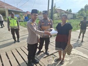 Kapolsek Sungsang Iptu Fariz Muhammad SH bersama personel saat membagikan paket makan siang kepada masyarakat 