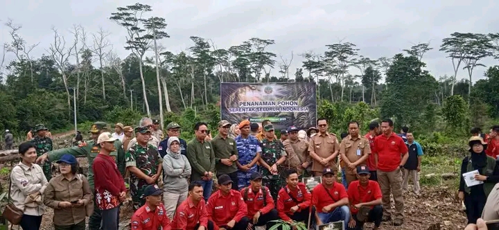 Penanaman Pohon Serentak, Camat Banyuasin III Ajak Masyarakat Jaga Lingkungan 