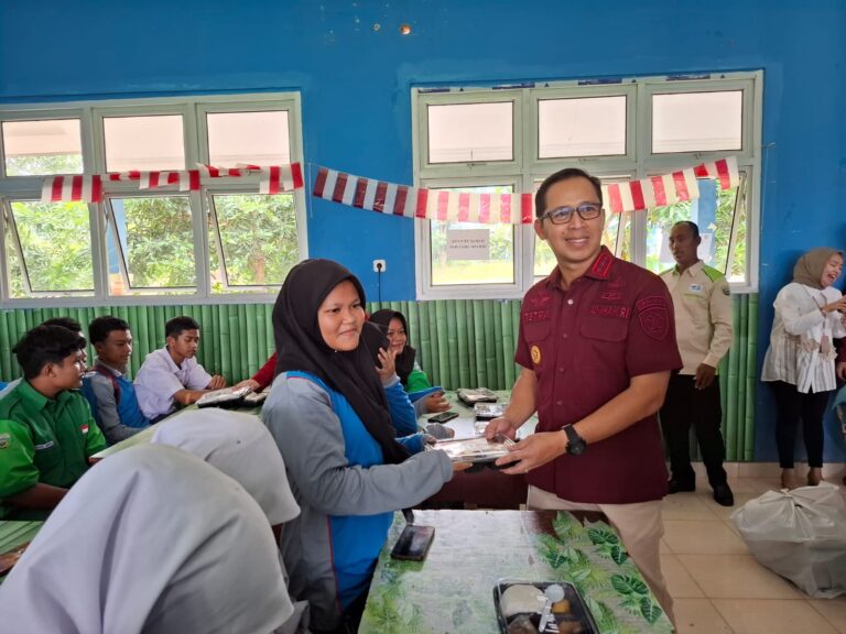 Lapas Banyuasin Bagikan Paket Makan Siang Bergizi Gratis Pada Siswa SMK Unggul Negeri 2 Banyuasin