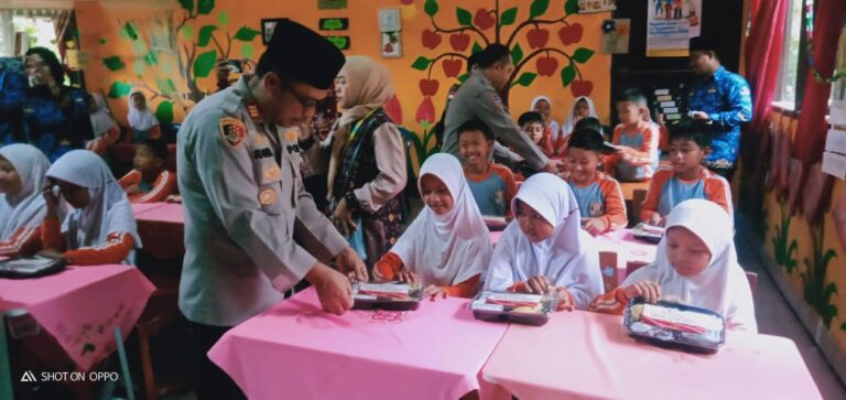 102 Pelajar SDN 19 Makarti Jaya Menerima Makan Sehat Bergizi dari Polres Banyuasin dan Polsek Makarti Jaya