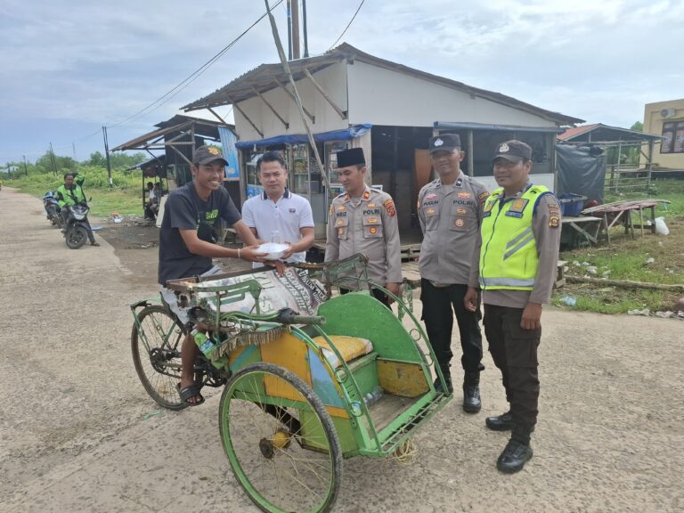 Jum’at Berbagi, Bentuk Kepedulian Serta Sarana Silaturahmi Polsek Sungsang Bersama Masyarakat