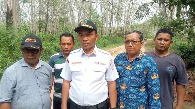 Respon Laporan Masyarakat Terkait Jalan Rusak, Sucipto Anggota DPRD Banyuasin Sidak Ke lokasi