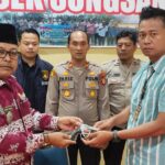 Kapolsek Sungsang Terima Serahan Senpi Rakitan Dari Camat Banyuasin II