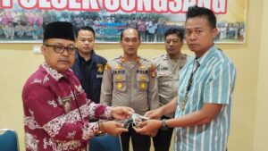 Kapolsek Sungsang Terima Serahan Senpi Rakitan Dari Camat Banyuasin II