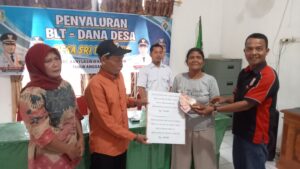 Tingkatkan Kesejahteraan Masyarakat, Pemdes Sri Bandung Kembali Salurkan BLT-DD ke 28 KPM